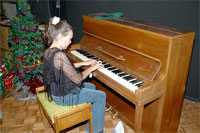 Eva Vecerka při hře na piáno